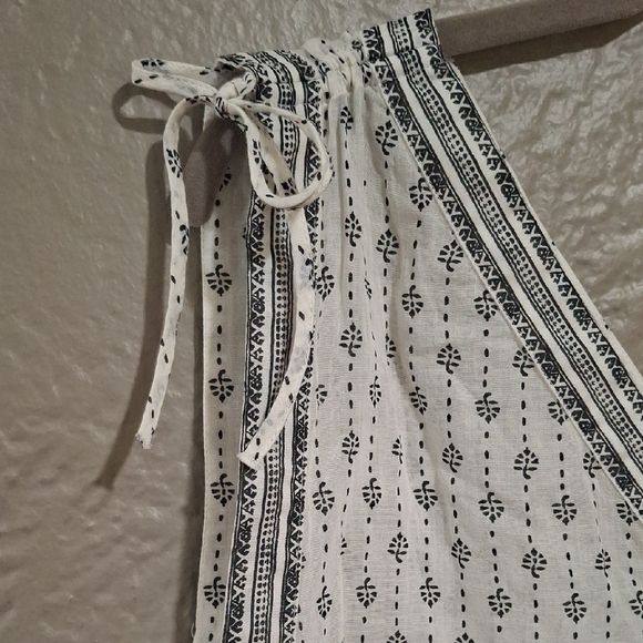 LOFT Wome's White and Black Sleeveless Blouse Size M - Picture 4 of 8